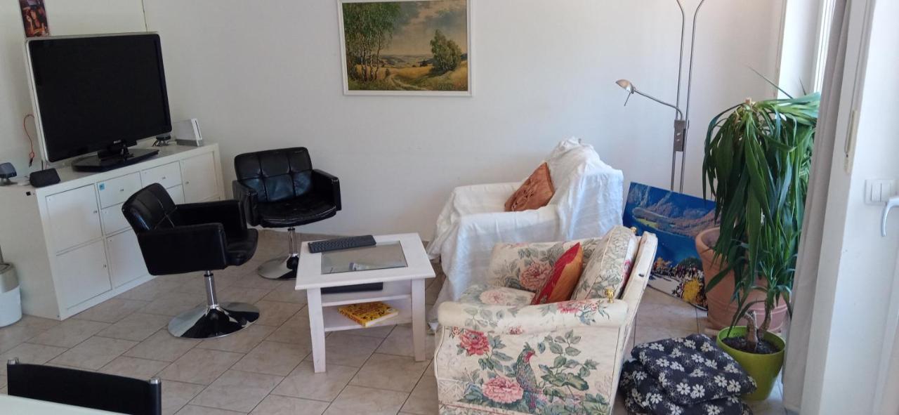 Grosses Zimmer Bad Kueche Wohnzimmer Terasse Garten Zentral Ruhig Landsberg am Lech Εξωτερικό φωτογραφία